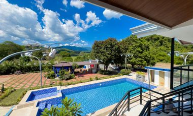 For Sale: 8-Bedroom Beach House in The Strand