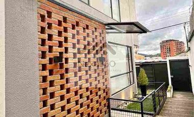 Casa en venta sector Av. del Tejar, tres habitaciones , acabados de primera.