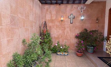 PUERTA DE HIERRO RESIDENCIA FRENTE A PARQUE CON RECAMARA PLANTA BAJA