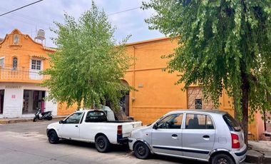 Propiedad en esquina con local comercial !