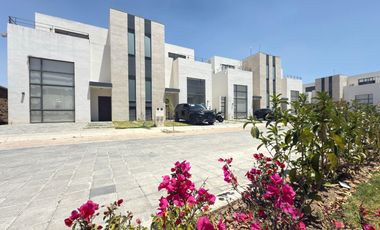 CASA EN RENTA FRACC. VILLAS DEL CAMPO CALIMAYA A 15 MINUTOS GALERIAS METEPEC