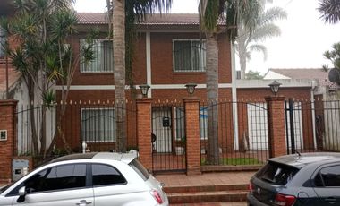 VENTA CASA 5 AMBIENTES VILLA LUZURIAGA CON PISCINA FONDO