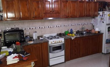 VENTA CASA 5 AMBIENTES VILLA LUZURIAGA CON PISCINA FONDO