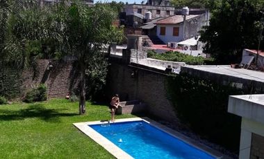 VENTA CASA 5 AMBIENTES VILLA LUZURIAGA CON PISCINA FONDO
