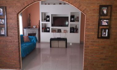 VENTA CASA 5 AMBIENTES VILLA LUZURIAGA CON PISCINA FONDO