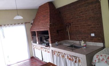 VENTA CASA 5 AMBIENTES VILLA LUZURIAGA CON PISCINA FONDO