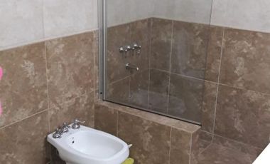VENTA CASA 5 AMBIENTES VILLA LUZURIAGA CON PISCINA FONDO