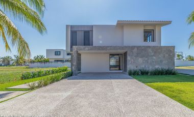 Casa moderna con alberca privada en Los Tigres, Nuevo Nayarit- Modern Family Home with Private Pool in Los Tigres – 4 Bedrooms in Gated Community