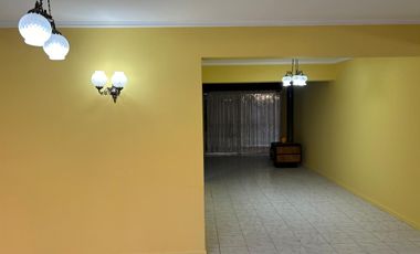 VENDE AMPLIA CASA FRENTE CAMPUS UNIVERSIDAD AUTONOMA