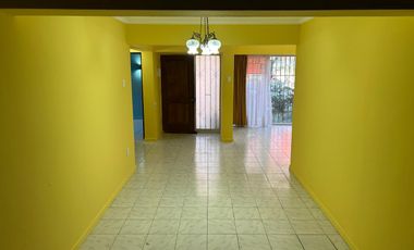 VENDE AMPLIA CASA FRENTE CAMPUS UNIVERSIDAD AUTONOMA