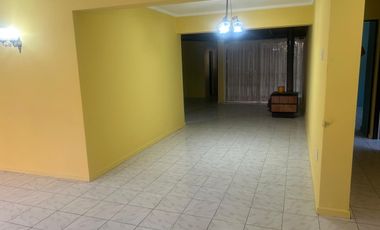VENDE AMPLIA CASA FRENTE CAMPUS UNIVERSIDAD AUTONOMA