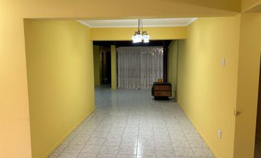 VENDE AMPLIA CASA FRENTE CAMPUS UNIVERSIDAD AUTONOMA