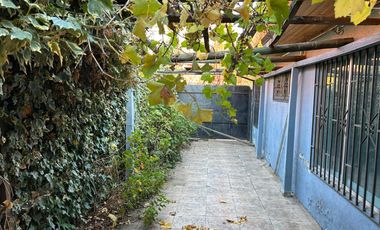 VENDE AMPLIA CASA FRENTE CAMPUS UNIVERSIDAD AUTONOMA