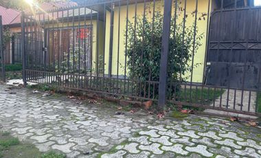 VENDE AMPLIA CASA FRENTE CAMPUS UNIVERSIDAD AUTONOMA