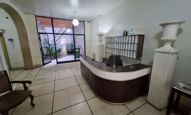 Arriendo Lindo Depto. Habitacional u Oficina, de 3 dormitorios 2 baños en Paseo Bulnes, Santiago Centro