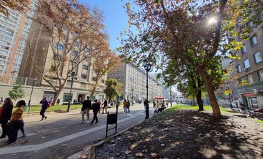 Arriendo Lindo Depto. Habitacional u Oficina, de 3 dormitorios 2 baños en Paseo Bulnes, Santiago Centro