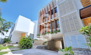 Casa en Venta en Cancún en Laguna I en Puerto Cancún con Alberca