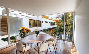 Moderna residencia con amplios espacios y  jardin