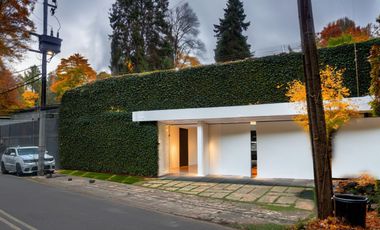 Moderna residencia con amplios espacios y  jardin