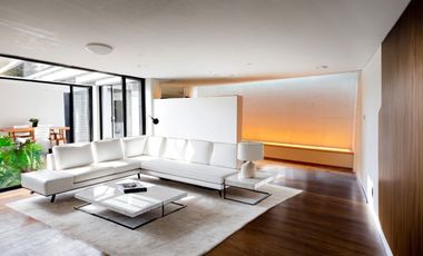 Moderna residencia con amplios espacios y  jardin