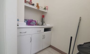 EDIFICIO DE 2 PISOS CON ESTACIONAMIENTO PARA 8 CARROS EN COLONIA LINSS