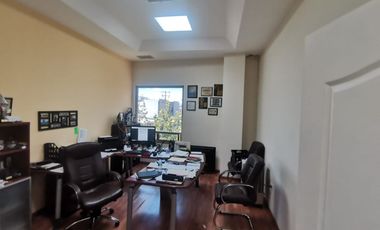 EDIFICIO DE 2 PISOS CON ESTACIONAMIENTO PARA 8 CARROS EN COLONIA LINSS