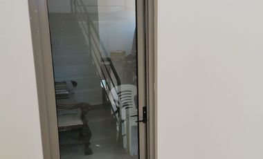 EDIFICIO DE 2 PISOS CON ESTACIONAMIENTO PARA 8 CARROS EN COLONIA LINSS