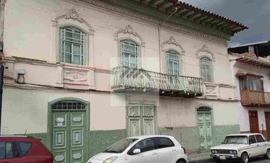 Casa rentera en venta , en el centro de Cuenca, dos locales comerciales , 10 habitaciones , a dos cuadras de la Iglesia Corazon de Jesús.