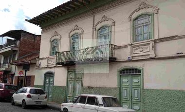 Casa rentera en venta , en el centro de Cuenca, dos locales comerciales , 10 habitaciones , a dos cuadras de la Iglesia Corazon de Jesús.