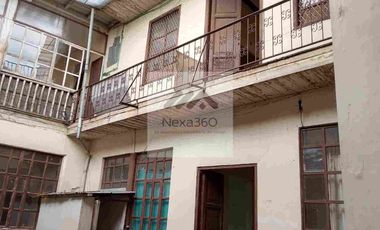 Casa rentera en venta , en el centro de Cuenca, dos locales comerciales , 10 habitaciones , a dos cuadras de la Iglesia Corazon de Jesús.