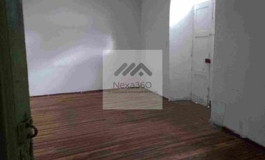 Casa rentera en venta , en el centro de Cuenca, dos locales comerciales , 10 habitaciones , a dos cuadras de la Iglesia Corazon de Jesús.