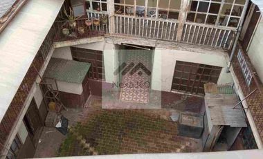 Casa rentera en venta , en el centro de Cuenca, dos locales comerciales , 10 habitaciones , a dos cuadras de la Iglesia Corazon de Jesús.