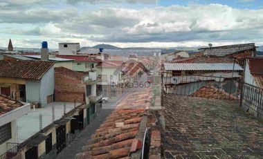 Casa rentera en venta , en el centro de Cuenca, dos locales comerciales , 10 habitaciones , a dos cuadras de la Iglesia Corazon de Jesús.