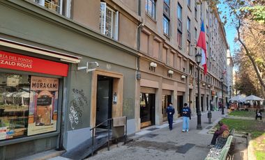 Oportunidad de Arriendo Amplia Oficina en pleno Paseo Bulnes, Santiago Centro.