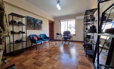 Oportunidad de Arriendo Amplia Oficina en pleno Paseo Bulnes, Santiago Centro.
