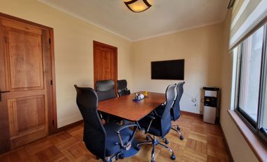 Oportunidad de Arriendo Amplia Oficina en pleno Paseo Bulnes, Santiago Centro.