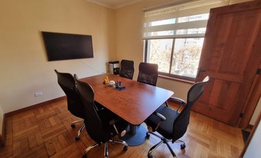 Oportunidad de Arriendo Amplia Oficina en pleno Paseo Bulnes, Santiago Centro.