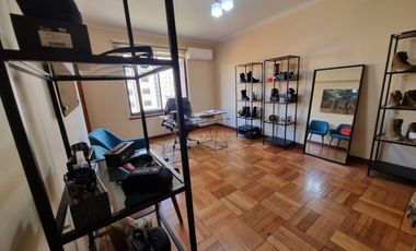 Oportunidad de Arriendo Amplia Oficina en pleno Paseo Bulnes, Santiago Centro.
