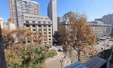 Oportunidad de Arriendo Amplia Oficina en pleno Paseo Bulnes, Santiago Centro.