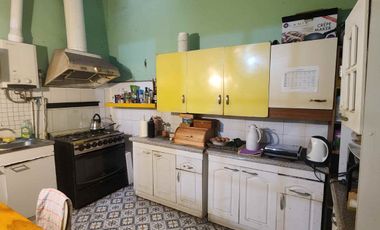 Amplia casa con gran terreno y potencial comercial en barrio Matta Santa Elena