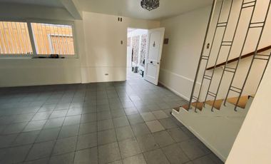 Arriendo amplia casa 10 dormitorios a pasos Unimarc Angamos, Playa blanca