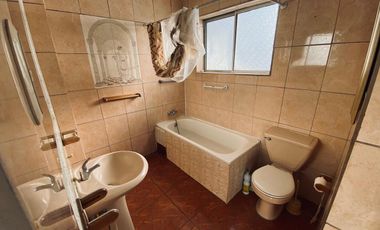 Arriendo amplia casa 10 dormitorios a pasos Unimarc Angamos, Playa blanca