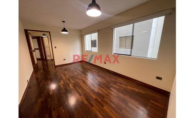 Alquilo Práctico Y Acogedor Departamento Frente A Parque En 1Er Piso De 1 Dorm. - Surco Zona Segura Y Residencial