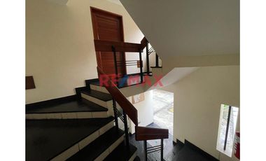 Alquilo Práctico Y Acogedor Departamento Frente A Parque En 1Er Piso De 1 Dorm. - Surco Zona Segura Y Residencial
