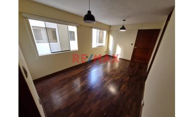 Alquilo Práctico Y Acogedor Departamento Frente A Parque En 1Er Piso De 1 Dorm. - Surco Zona Segura Y Residencial