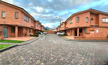 EN VENTA - Casa dentro de condominio, sector de Río Amarillo
