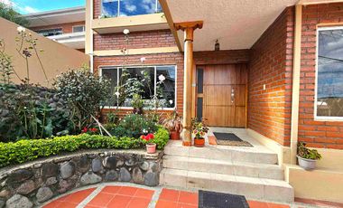 EN VENTA - CASA CON 4 DORMITORIOS Y ESTUDIO, EN EL BARRIO LAS PENCAS