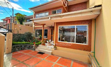 EN VENTA - CASA CON 4 DORMITORIOS Y ESTUDIO, EN EL BARRIO LAS PENCAS