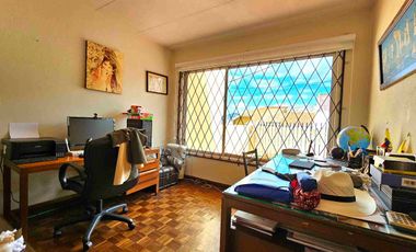 EN VENTA - CASA CON 4 DORMITORIOS Y ESTUDIO, EN EL BARRIO LAS PENCAS