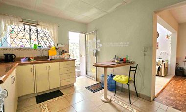 EN VENTA - CASA CON 4 DORMITORIOS Y ESTUDIO, EN EL BARRIO LAS PENCAS